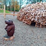 Naturnaher Biberburg-Spielplatz aus Robinienholz mit Biberfigur – kinderfreundlicher Abenteuerspielplatz im Wald