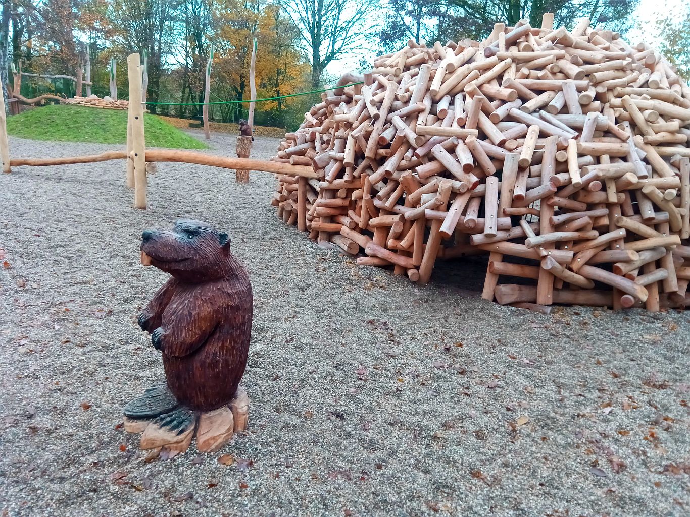 Naturnaher Biberburg-Spielplatz aus Robinienholz mit Biberfigur – kinderfreundlicher Abenteuerspielplatz im Wald