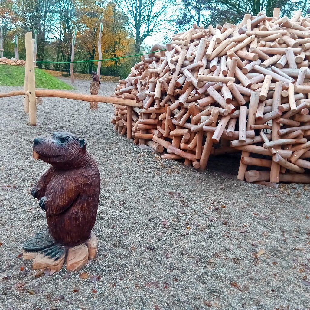 Biberburg-Spielplatz-Robinie Naturnaher Biberburg-Spielplatz aus Robinienholz mit Biberfigur – kinderfreundlicher Abenteuerspielplatz im Wald
